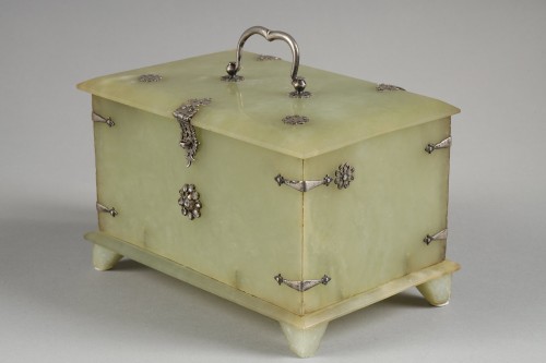 Asian Works of Art  - Jade box, India 19th century