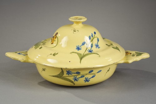 Ecuelle à fond jaune en faïence de Moustiers XVIIIe siècle - Porcelain & Faience Style 