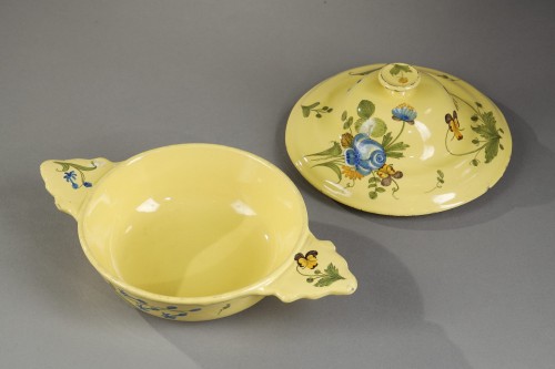 Porcelain & Faience  - Ecuelle à fond jaune en faïence de Moustiers XVIIIe siècle