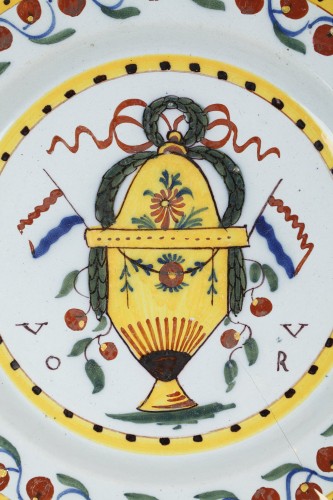Dish with Orangemen decor, Delft late 18th century - Porcelain & Faience Style 