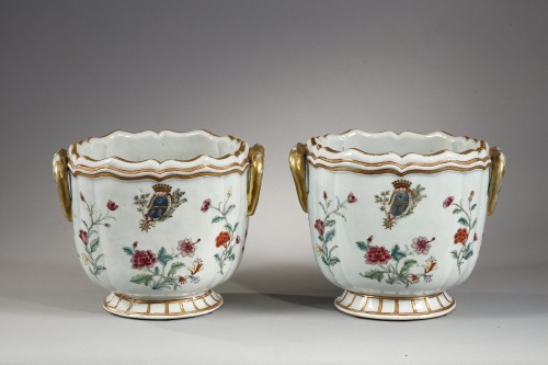 Céramiques, Porcelaines  - Chine de commande paire de rafraichissoirs à bouteilles armoriés 18e siècle