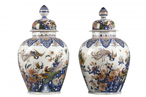 Grande paire de vases en faïence de Delft décor Cachemire premier tiers du 18e siècle