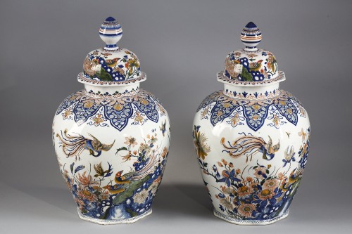 Grande paire de vases en faïence de Delft décor Cachemire premier tiers du 18e siècle - Céramiques, Porcelaines Style 