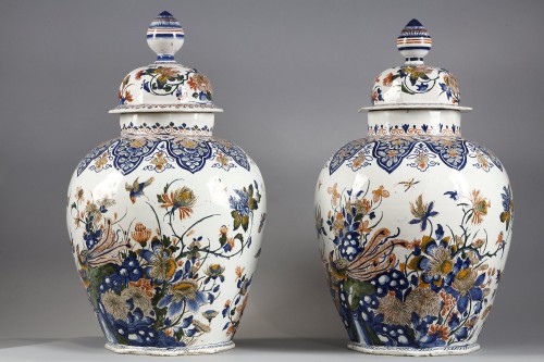 Céramiques, Porcelaines  - Grande paire de vases en faïence de Delft décor Cachemire premier tiers du 18e siècle