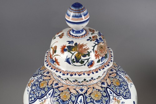 Grande paire de vases en faïence de Delft décor Cachemire premier tiers du 18e siècle - Galerie Théorème