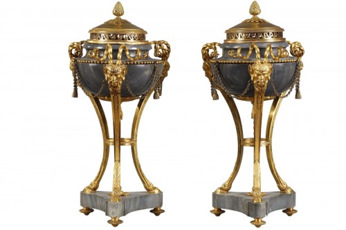 Paire de grandes cassolettes en forme d'Athéniennes fin du 18e siècle