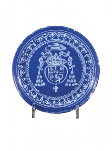 Coupe en faïence de Nevers à fond bleu persan armoriée 17ème siècle