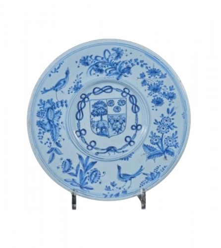 Small armorial “à la Cardinal” Nevers faience dish, 17th century