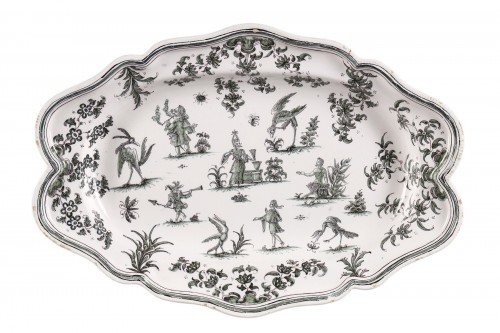 Plat en faïence de Moustiers aux grotesques 18e siècle