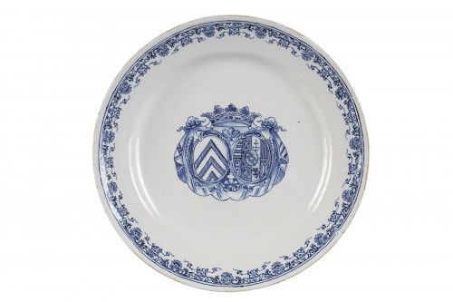 Moustiers assiette aux armes du Duc de Richelieu et Elizabeth de Lorraine