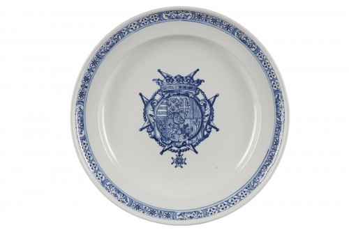 Petit plat Moustiers aux armes de Anne Marie Joseph de Lorraine-Harcourt