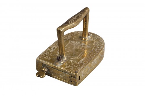 Très rare fer à repasser armorié daté 1726