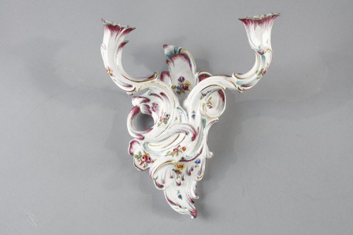 Paire d’appliques rocaille en porcelaine de Frankenthal seconde moitié du 18e siècle - Céramiques, Porcelaines Style 