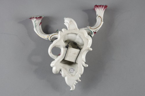 Céramiques, Porcelaines  - Paire d’appliques rocaille en porcelaine de Frankenthal seconde moitié du 18e siècle