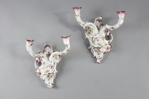 Paire d’appliques rocaille en porcelaine de Frankenthal seconde moitié du 18e siècle - Galerie Théorème
