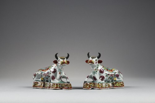 Paire de vaches en faïence de Delft décorées en peu feu 18e siècle - Céramiques, Porcelaines Style 