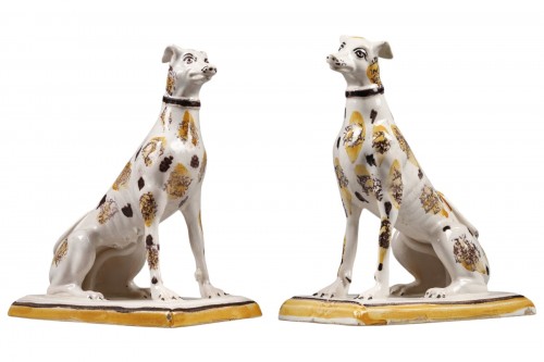 Paire de lévriers en faïence de Bruxelles de la fin du 18e siècle