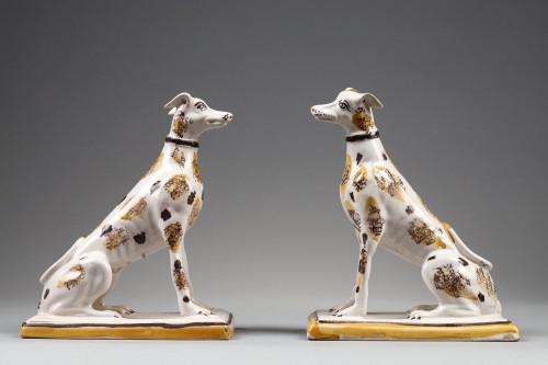 Paire de lévriers en faïence de Bruxelles de la fin du 18e siècle - Céramiques, Porcelaines Style 