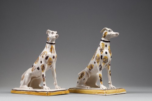 Céramiques, Porcelaines  - Paire de lévriers en faïence de Bruxelles de la fin du 18e siècle