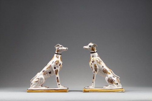 Paire de lévriers en faïence de Bruxelles de la fin du 18e siècle - Galerie Théorème