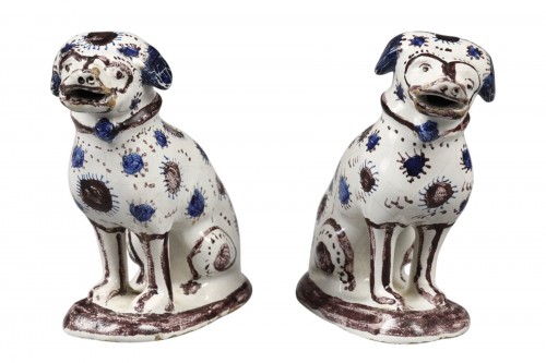 Paire de chiens en faïence, attribué à Amsterdam, datés " ANNO 1741 "