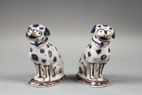 Paire de chiens en faïence, attribué à Amsterdam, datés " ANNO 1741 " - Céramiques, Porcelaines Style 