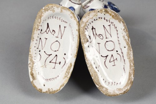 Céramiques, Porcelaines  - Paire de chiens en faïence, attribué à Amsterdam, datés " ANNO 1741 "
