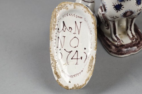 Paire de chiens en faïence, attribué à Amsterdam, datés " ANNO 1741 " - Galerie Théorème