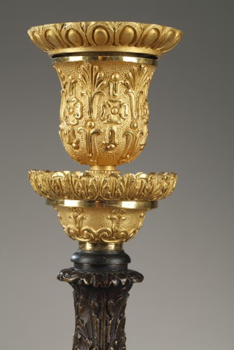Luminaires Bougeoirs et Chandeliers - Paire de flambeaux en bronze ciselé, France circa 1820 - 1825