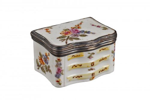 Mennecy Porcelain Chest of drawers shaped snuffbox circa 1740 - 1750