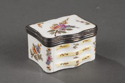 Tabatière en forme de commode  en porcelaine de Mennecy 18e siècle vers 1740 - 1750 - Céramiques, Porcelaines Style Louis XV