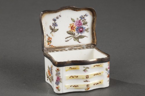 Tabatière en forme de commode  en porcelaine de Mennecy 18e siècle vers 1740 - 1750 - Galerie Théorème