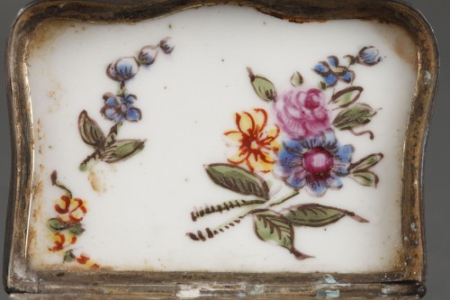 18th century - Mennecy Porcelain Chest of drawers shaped snuffbox circa 1740 - 1750