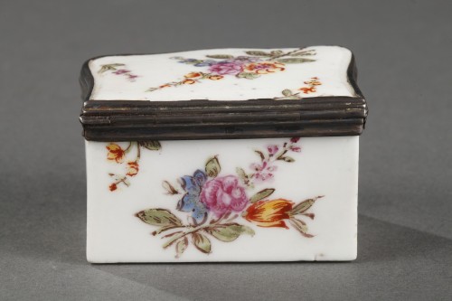 Mennecy Porcelain Chest of drawers shaped snuffbox circa 1740 - 1750 - Louis XV