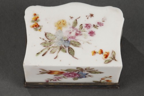 Louis XV - Tabatière en forme de commode  en porcelaine de Mennecy 18e siècle vers 1740 - 1750