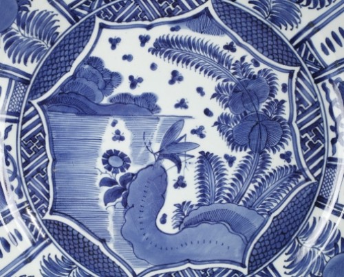 Grand plat dans le style Kraak , Japon période Edo 2e moitié du 17e siècle - Céramiques, Porcelaines Style 