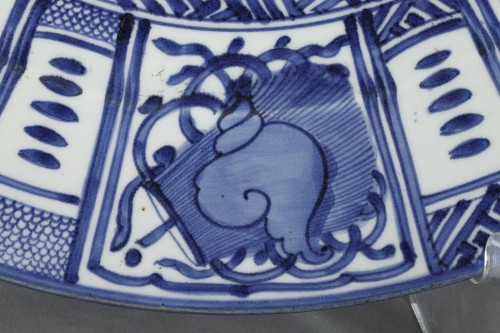 Céramiques, Porcelaines  - Grand plat dans le style Kraak , Japon période Edo 2e moitié du 17e siècle