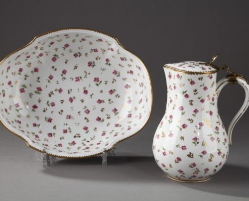 Céramiques, Porcelaines  - Pot à eau et sa jatte, porcelaine de Sèvres fin 18e siècle, année 1784