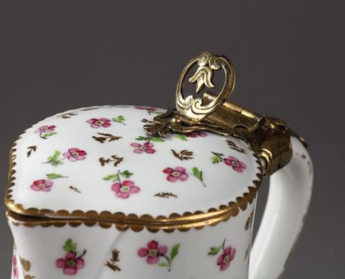 Pot à eau et sa jatte, porcelaine de Sèvres fin 18e siècle, année 1784 - 