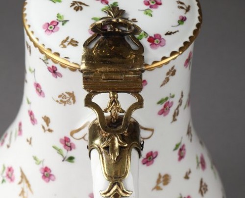  - Pot à eau et sa jatte, porcelaine de Sèvres fin 18e siècle, année 1784