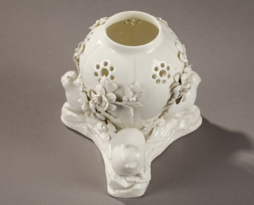 18th century - Potpourri in soft paste from Saint-Cloud, mid 18th century