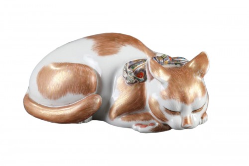 Porcelain cat, Japan Meiji Period 1868 - 1912