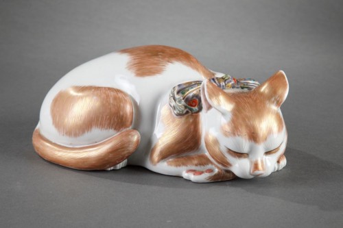 Asian Works of Art  - Porcelain cat, Japan Meiji Period 1868 - 1912