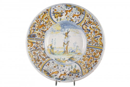 Grand plat à la Cardinal richement décoré, Deruta début du 17e siècle