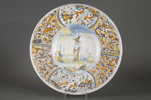 Grand plat à la Cardinal richement décoré, Deruta début du 17e siècle - Céramiques, Porcelaines Style 