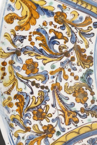  - Grand plat à la Cardinal richement décoré, Deruta début du 17e siècle