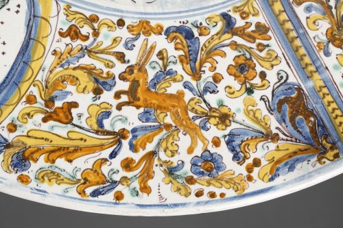 Antiquités - Grand plat à la Cardinal richement décoré, Deruta début du 17e siècle