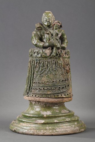Céramiques, Porcelaines  - Epi de faitage représentant Marie de Médicis et le dauphin, Saintoge 17e s.