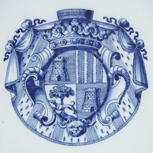 Grand plat en faïence de MOUSTIERS aux armes du président de NAVARRE XVIIIe - Céramiques, Porcelaines Style 