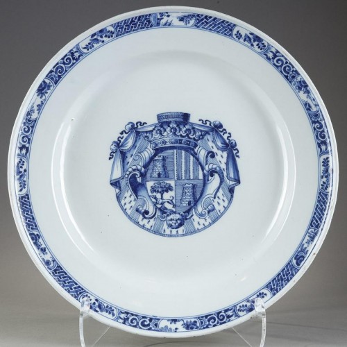 Céramiques, Porcelaines  -  Grand plat en faïenc de Moustiers début du 18e siècle avant 1707